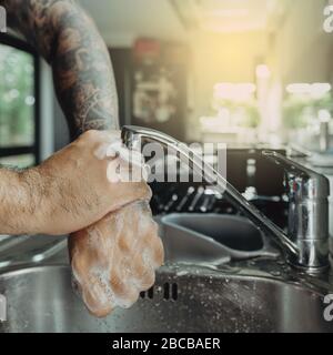 Ein Mann, der seine Hände mit Schaumstoff wäscht, wahs für Corona-Virus-Prävention, Hygiene, um die Verbreitung des Coronavirus zu stoppen. Stockfoto