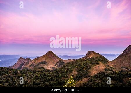 Drei Berge mit lila Himmel Stockfoto