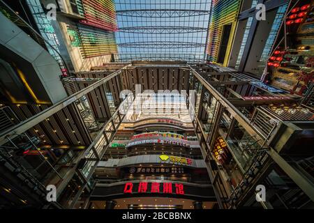 Chongqing, China - August 2019: Inneres des modernen Geschäfts- und Geschäftszentrums im Stadtteil Jiefanbei in der Innenstadt von Stockfoto