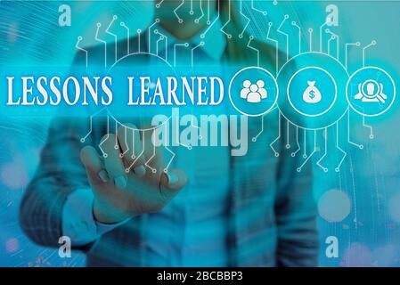 Lektion beim Schreiben von Handschriftertext Gelernt. Konzeptfoto das Wissen oder Verständnis, das durch Erfahrung gewonnen wurde Stockfoto