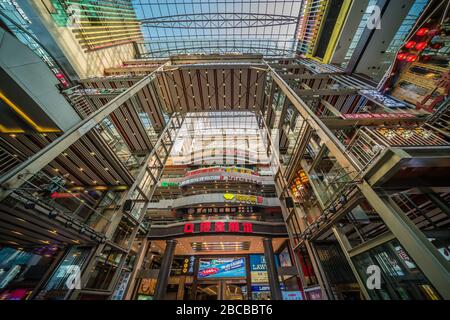 Chongqing, China - August 2019: Inneres des modernen Geschäfts- und Geschäftszentrums im Stadtteil Jiefanbei in der Innenstadt von Stockfoto