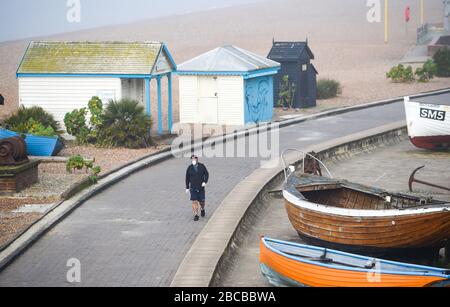 Brighton UK 4. April 2020 - EIN Wanderer erhält seine Übung entlang der Brighton Seafront am Tag zwölf der Regierungsblockierung während der Coronavirus COVID-19-Pandemie-Krise. An der Pressekonferenz von gestern Downing Street Coronavirus sagte der Gesundheitsminister Matt Hancock der Öffentlichkeit, dieses Wochenende zu Hause zu bleiben, trotz der Vorhersage von warmem, sonnigem Wetter. Kredit: Simon Dack / Alamy Live News Stockfoto