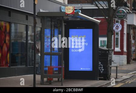 Brighton UK 4. April 2020 - EINE Dankesnachricht für die Mitarbeiter des NHS in einem Bushaltestellen-Schutzhaus in Brighton am 12. Tag der Regierungsblockierung während der Coronavirus COVID-19-Pandemie-Krise. An der Pressekonferenz von gestern Downing Street Coronavirus sagte der Gesundheitsminister Matt Hancock der Öffentlichkeit, dieses Wochenende zu Hause zu bleiben, trotz der Vorhersage von warmem, sonnigem Wetter. Kredit: Simon Dack / Alamy Live News Stockfoto