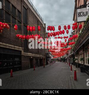 Die verlassene chinesische Stadt in London während der Krise der pandemischen Gesundheit des Coronavirus in England. Stockfoto