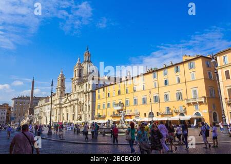 Piazza Navona ist ein öffentlicher Raum/platz in Rom, Italien. Es ist auf dem Gelände des Domitian-Stadions erbaut, das im 1. Jahrhundert nach Christus erbaut wurde. Stockfoto