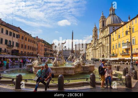 Piazza Navona ist ein öffentlicher Raum/platz in Rom, Italien. Es ist auf dem Gelände des Domitian-Stadions erbaut, das im 1. Jahrhundert nach Christus erbaut wurde. Stockfoto