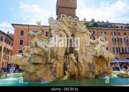 Piazza Navona ist ein öffentlicher Raum/platz in Rom, Italien. Es ist auf dem Gelände des Domitian-Stadions erbaut, das im 1. Jahrhundert nach Christus erbaut wurde. Stockfoto