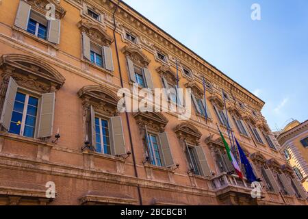 Alte Gebäudefassade an der berühmten Piazza Navona, öffentlicher Platz/plaza in Rom, Italien. Stockfoto