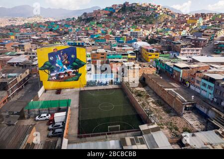 Bogota, Kolumbien - 03. Januar 2020: Comuna El Paraiso-Tour mit der Seilbahn. Die Kabelzuführung wird von 700.000 Loks als primäres Transportsystem genutzt Stockfoto