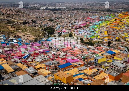 Bogota, Kolumbien - 14. Februar 2020: Comuna El Paraiso-Tour mit der Seilbahn. Die Kabelzuführung wird als primäres Transportsystem von 700.000 Loca genutzt Stockfoto