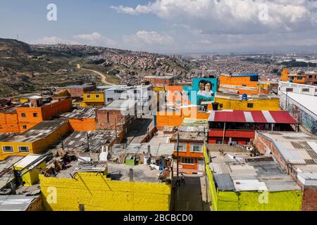 Bogota, Kolumbien - 03. Januar 2020: Comuna El Paraiso-Tour mit der Seilbahn. Die Kabelzuführung wird von 700.000 Loks als primäres Transportsystem genutzt Stockfoto