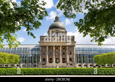 Bayerische Staatskanzlei in München vom Hofgarten aus gesehen Stockfoto