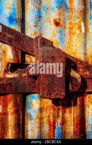 Detail der rostigen Verriegelung am Tor Reepham Old Market Town in Norfolk Stockfoto