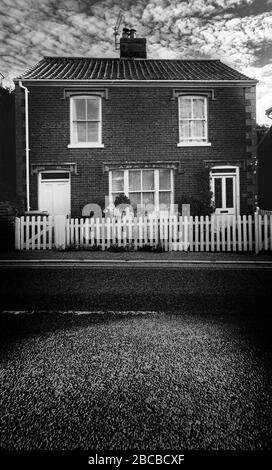 Schwarz-Weiß-Bild eines Hauses in der Altstadt von Reepham in Norfolk Stockfoto