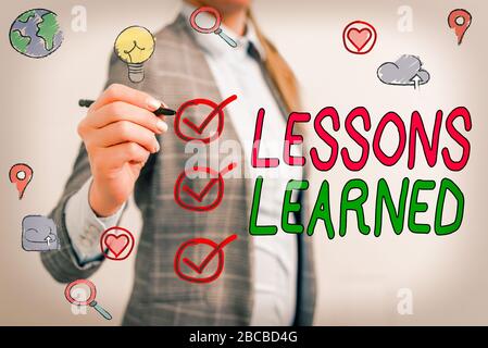Schreiben Hinweis Übersicht Lektionen gelernt. Business Konzept für das Wissen oder Verständnis von Erfahrungen Stockfoto