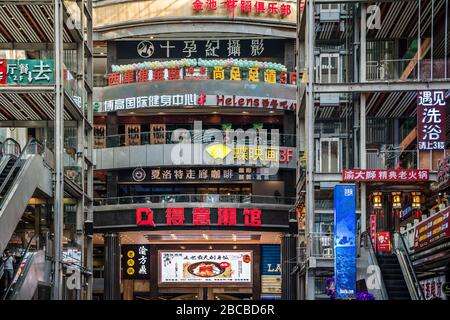 Chongqing, China - August 2019: Inneres des modernen Geschäfts- und Geschäftszentrums im Stadtteil Jiefanbei in der Innenstadt von Stockfoto