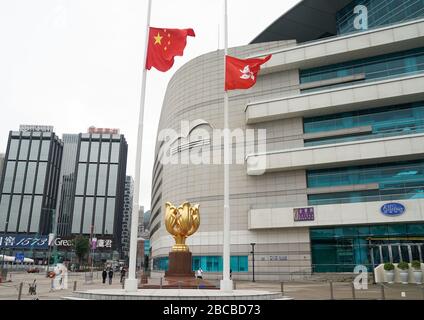 Hongkong, China. April 2020. Chinesische Nationalflaggen und die Flagge der Sonderverwaltungsregion Hongkong (SAR) fliegen auf halbem Mast, um nach Märtyrern zu trauern, die im Kampf gegen den neuartigen Ausbruch der Coronavirus-Krankheit (COVID-19) und Landsleuten, die an der Krankheit in Hongkong, Südchina, 4. April 2020 gestorben sind. Credit: Li Gang/Xinhua/Alamy Live News Stockfoto