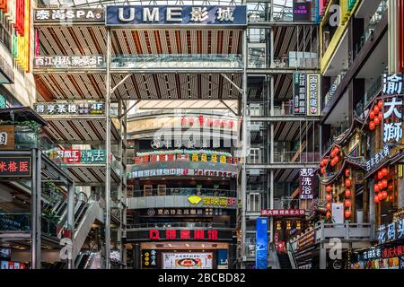 Chongqing, China - August 2019: Inneres des modernen Geschäfts- und Geschäftszentrums im Stadtteil Jiefanbei in der Innenstadt von Stockfoto