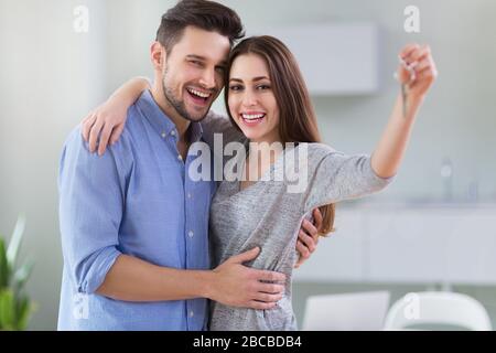 Paar im neuen Zuhause Stockfoto