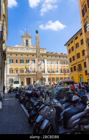 Piazza Colonna im historischen Herzen Roms, Italien. Sie ist benannt nach der Marmorsäule von Marcus Aurelius, die dort seit dem 193. Chr. stand Stockfoto