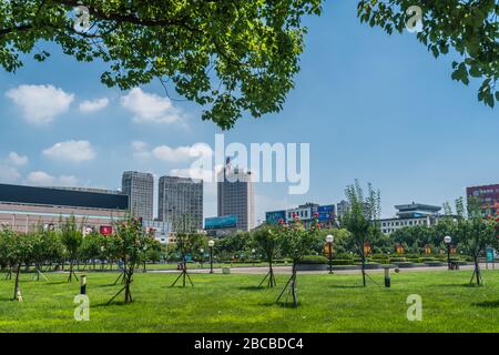 Yichang, China - August 2019: Heißer Sommerblick auf den öffentlichen Park in der Stadt Yichang in der Provinz Hubei Stockfoto