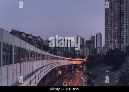 Chongqing, China - August 2019: Blick auf den Zug über Grund und unter der U-Bahn am Stadtrand von Chongqing Stockfoto
