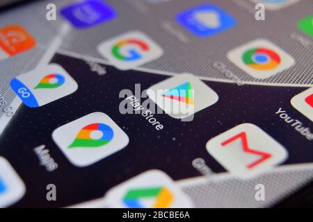 Valverde (CT), Italien - 02. April 2020: Nahansicht der Google Play Store App auf einem Android-Smartphone, einschließlich anderer Symbole. Stockfoto