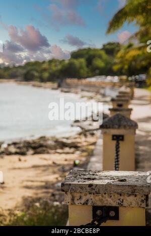 Beton und rostiger Kettenzaun in der Dämmerung Stockfoto