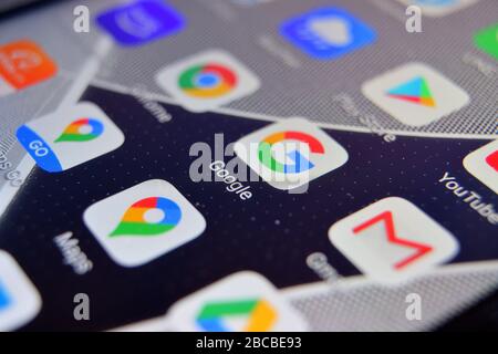 Valverde (CT), Italien - 02. April 2020: Nahansicht der Google-Browser-App auf einem Android-Smartphone, einschließlich anderer Symbole. Stockfoto