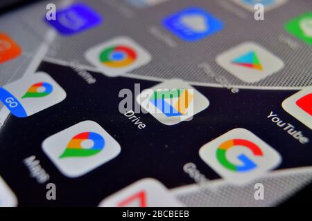 Valverde (CT), Italien - 02. April 2020: Nahansicht der Google Drive-App auf einem Android-Smartphone, einschließlich anderer Symbole. Stockfoto