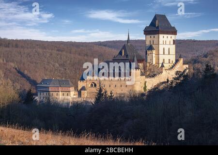 Karlstejn, Tschechische republik - 01. April 2020: Karlstejn Schloss im Winter in der warmen Morgensonne Stockfoto