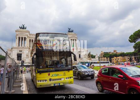 Straßenverkehr vor dem Altar der Vaterland-Altare della Patria an der Piazza Venezia, Stadt Rom, Italien Stockfoto