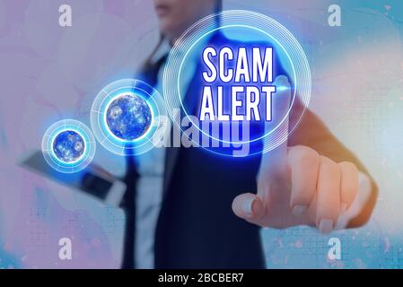 Hinweis zur Meldung "Scam Alert" wird geschrieben. Geschäftskonzept zur Warnung von Personen vor Scheme oder Betrug bemerkt ungewöhnliche Elemente dieses Bildes, die von NAS zur Verfügung gestellt werden Stockfoto