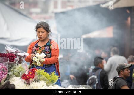 chichicastenango, Guatemala, 27. Februar 2020: maya-frau verkauft Blumen auf einem Markt Stockfoto