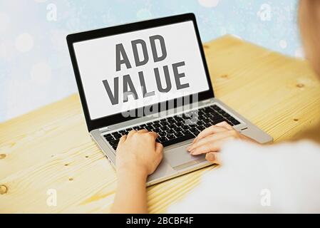 Schreiben Hinweis angezeigt Wert hinzufügen. Business Konzept für eine Verbesserung oder Ergänzung zu etwas, das es auch mehr Wert Stockfoto