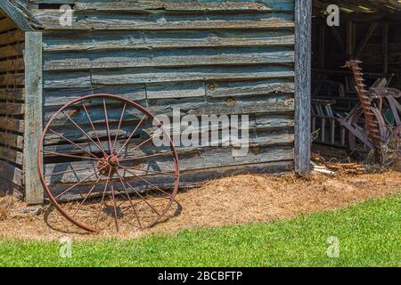 Rostiges Rad an Arbeitsbarn Stockfoto