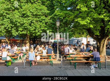 Viel besetzter Biergarten am Viktualienmarkt, München, Deutschland Stockfoto