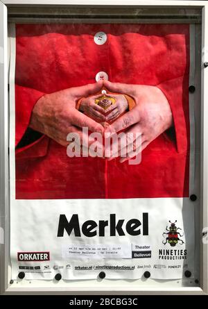 Theaterplakat für die Elektro-Oper Merkel in einer Vitrine in Amsterdam. Stockfoto