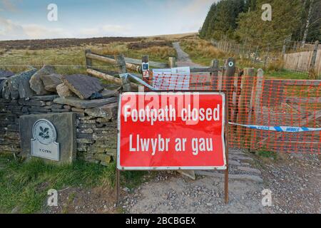 Einer der Fußwege, der zum Gipfel von Pen y Fan führt, wurde auf der A470 in der Nähe von Geschichtenarmen in den Brecon Beacons abgeschaltet Stockfoto