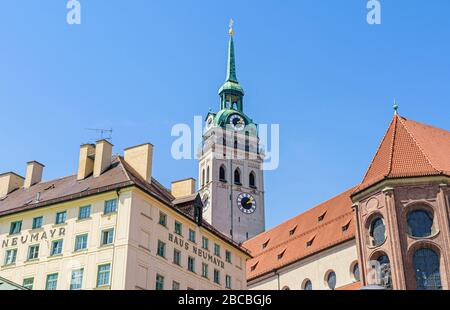 Uhrturm der St. Peters Kirche mit Blick auf die alten Stadtbauten im Zentrum Münchens Stockfoto