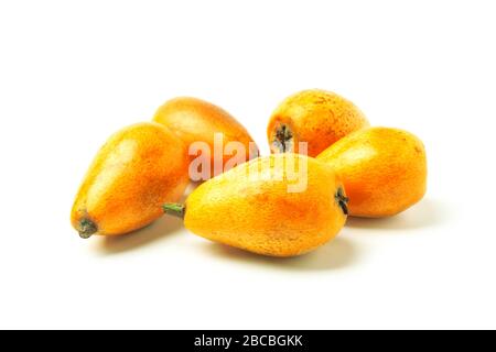 Einige Medlar Beeren isoliert auf Weiß. Sheseki Stockfoto