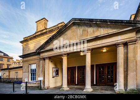 Der Westeingang zu den unter der Denkmalschutz stehenden Assembly Rooms im Zentrum der Stadt Bath, England. Stockfoto