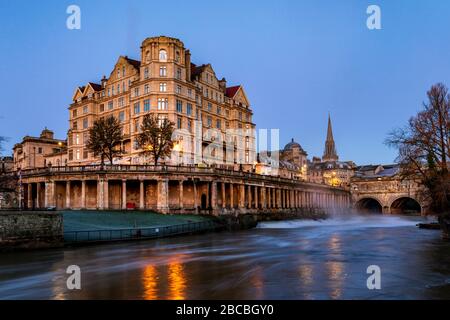 Das Empire Hotel in der Nähe der Pulteney Bridge mit der Colonnade unter der Newmarket Row und dem Pulteney Wehr am Fluss Avon, Bath, England Stockfoto