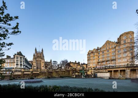 Bath Abbey und das Empire Hotel von den Parade Gardens aus an einem frostigen Morgen, Bath, Somerset, England, Großbritannien Stockfoto