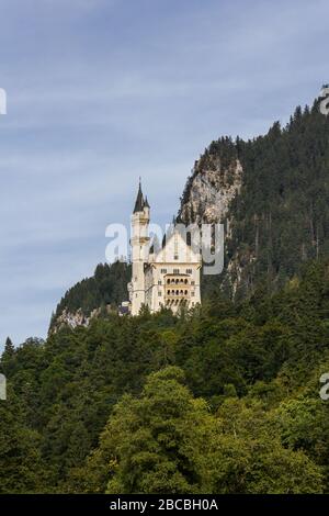 Schöne Aussicht auf die weltberühmten Schloss Neuschwanstein, dem neunzehnten Jahrhundert Neoromanischen Palast für König Ludwig II. erbaut auf einem zerklüfteten Felsen in der Nähe Stockfoto