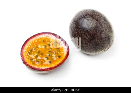 Ganze und geschnittene Passionsfrüchte schließen isoliert auf Weiß Stockfoto