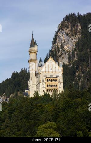 Schöne Aussicht auf die weltberühmten Schloss Neuschwanstein, dem neunzehnten Jahrhundert Neoromanischen Palast für König Ludwig II. erbaut auf einem zerklüfteten Felsen in der Nähe Stockfoto