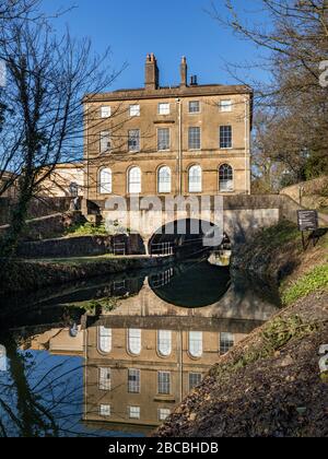 Kennet und Avon Canal, die unter dem historischen Cleveland House, Bath Somerset UK, laufen Stockfoto