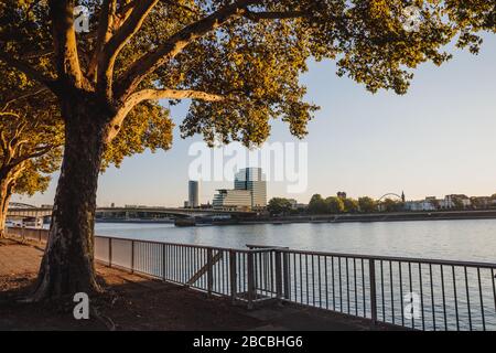 Moderne deutsche Architektur, Glasbauten am Rhein in Köln im Sonnenaufgang Stockfoto