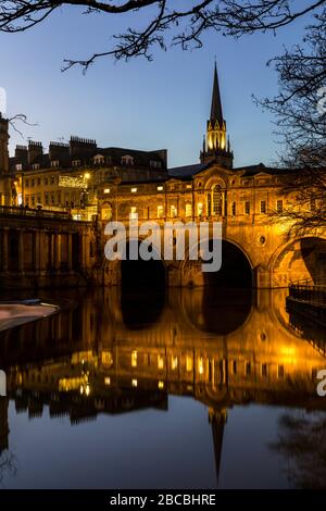 Abenddämmerung über der historischen Pulteney Bridge über dem Fluss Avon. Bath, Somerset, England, Großbritannien Stockfoto